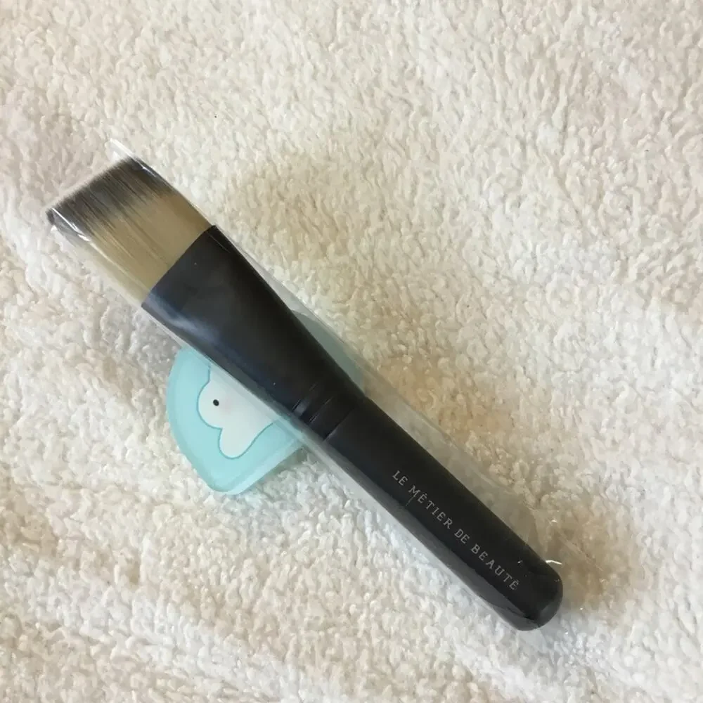 Le Métier de Beauté Flat Angled Foundation Brush